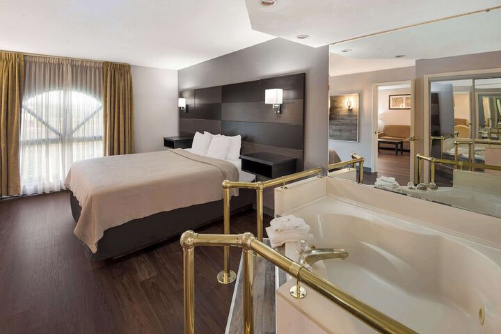 1 King Bed (4 of 16)