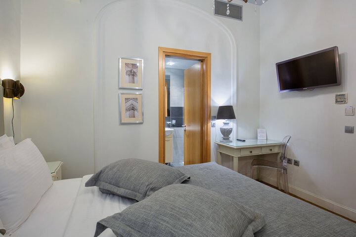 Room 5 of 90