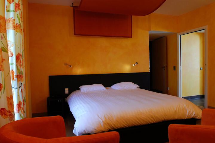 Room 2 of 32