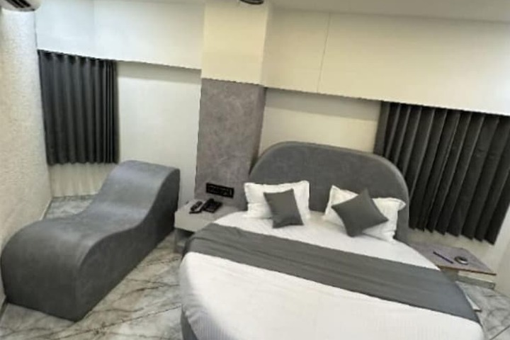 Room 12 of 25