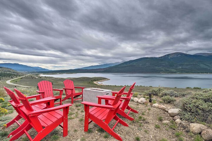Breathtaking Views: Twin Lakes Retreat w / Deck