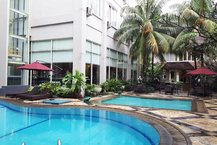 Hotel with Pool