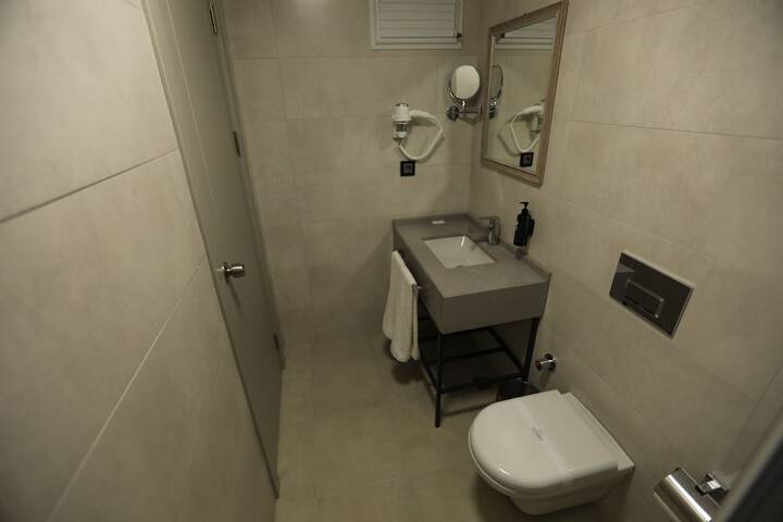 Room 32 of 39