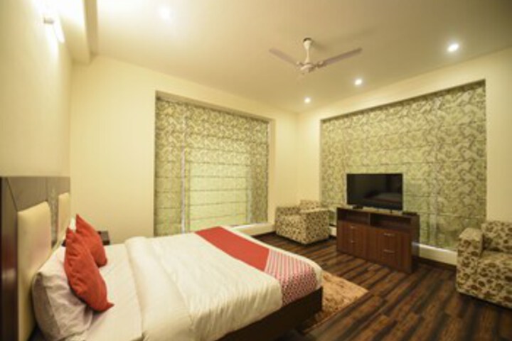 Room 11 of 25