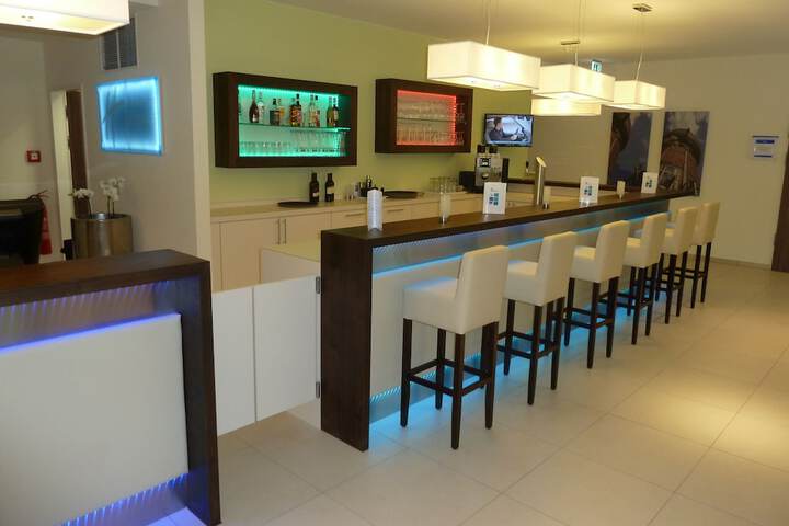 Lounge 49 of 76