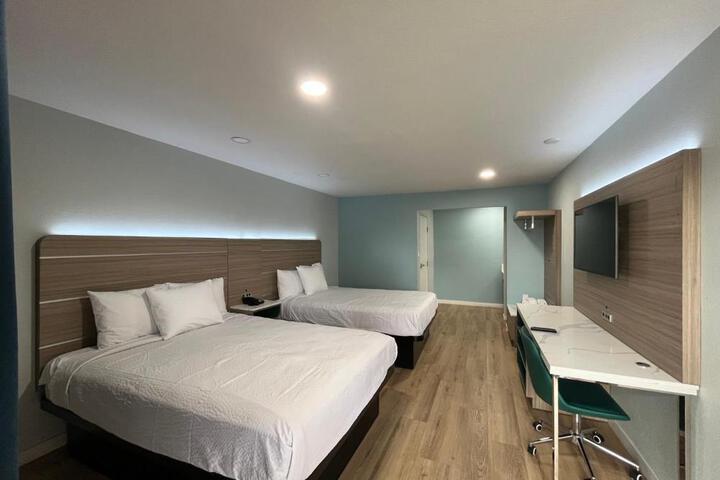 2 Queen Beds (1 of 9)