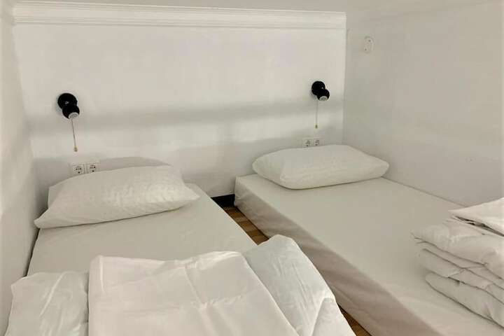 Room 2 of 33