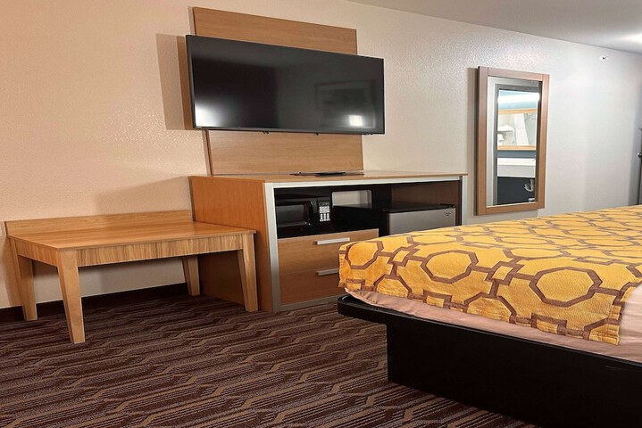 1 King Bed (4 of 32)