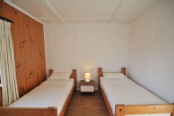 Room 42 of 693