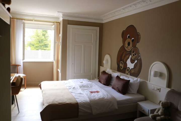 Room 6 of 92