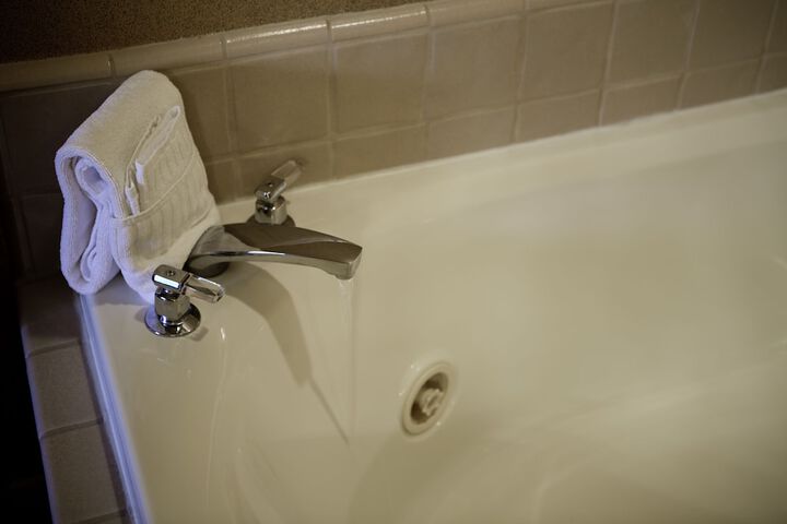 Deep soaking bathtub