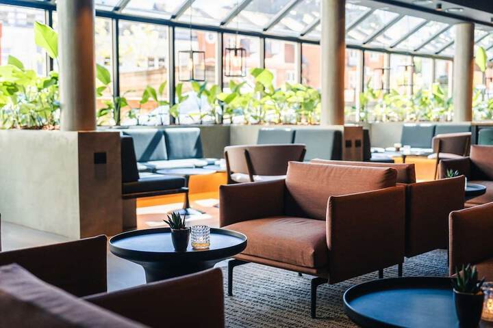 Lounge 63 of 68