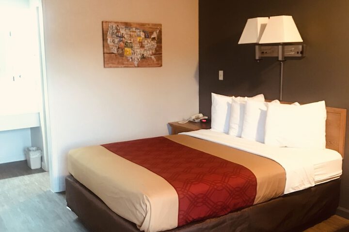 1 Queen Bed (5 of 19)