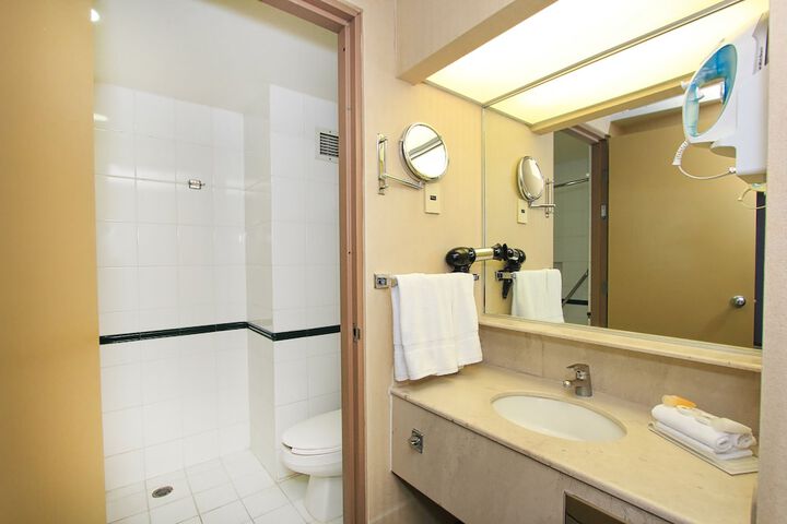 Room 44 of 106