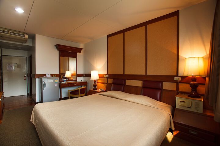 Room 11 of 28