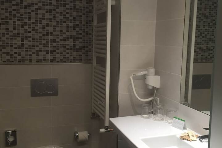 Room 33 of 63