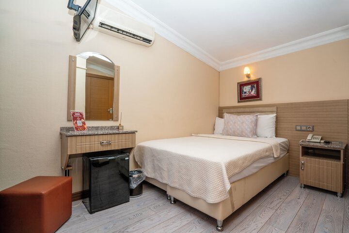 Room 8 of 28