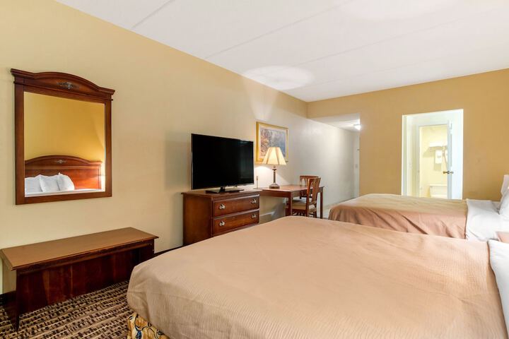 2 Queen Beds (3 of 7)
