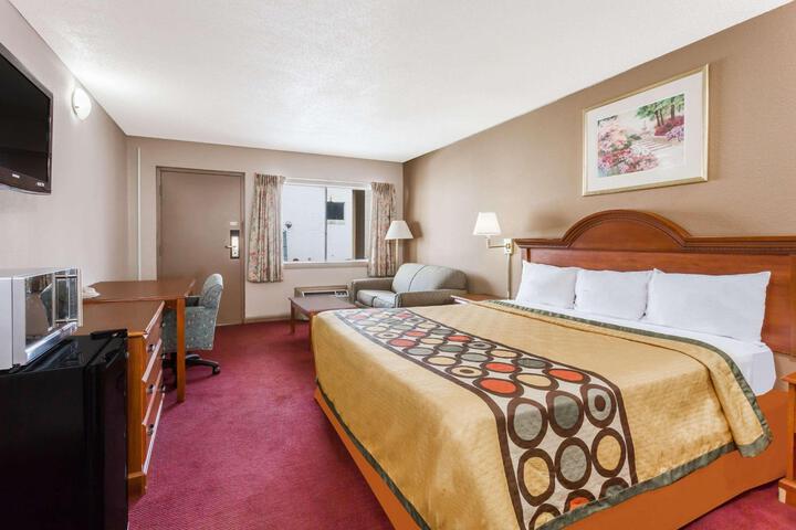 1 King Bed (2 of 6)