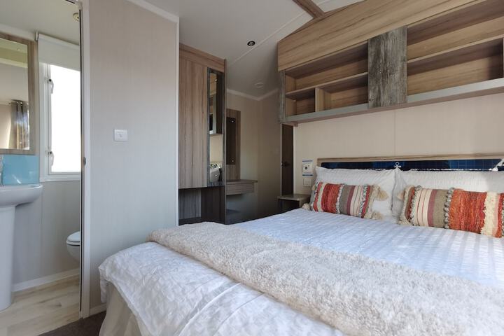 Room 3 of 38