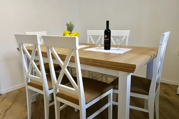 Dining 16 of 17