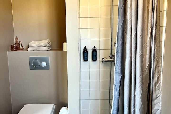 Room 28 of 35