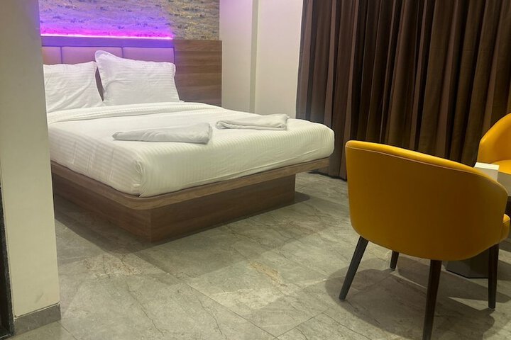 Room 11 of 36