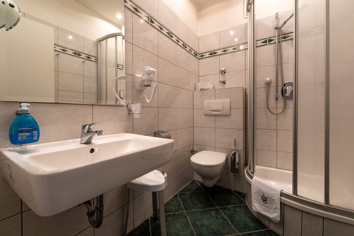 Room 32 of 52