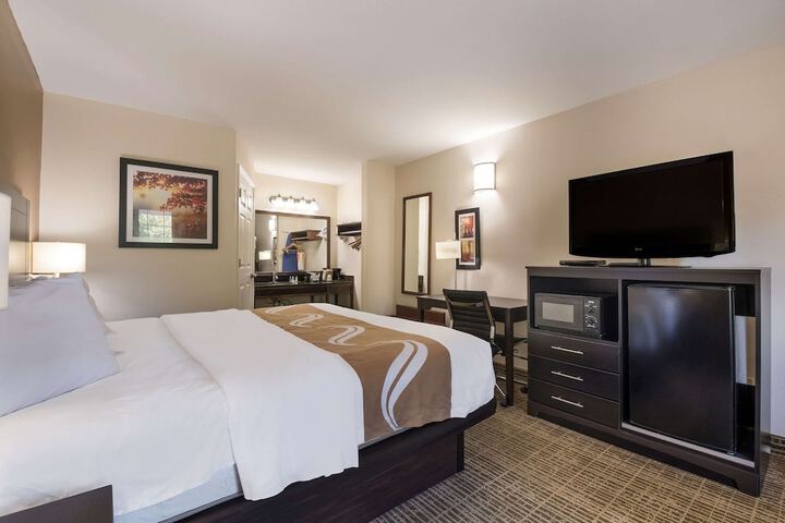 1 King Bed (3 of 13)