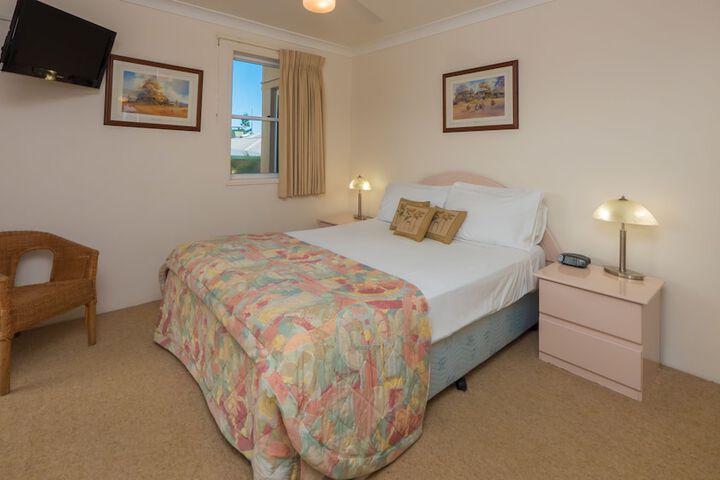 Room 2 of 65