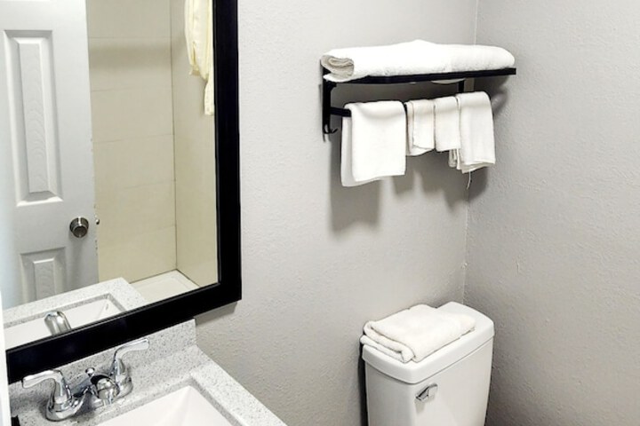 Room 5 of 8