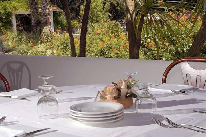 Dining 7 of 12