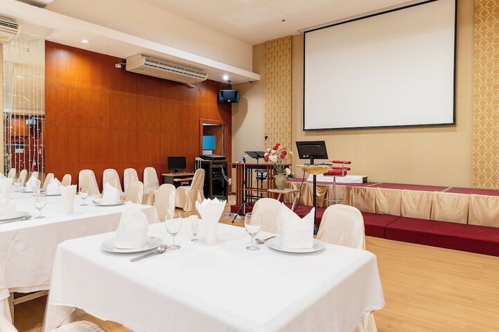 Ballroom/Hall 129 of 140