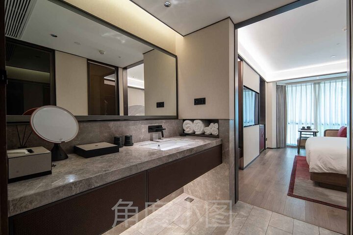 Room 32 of 46