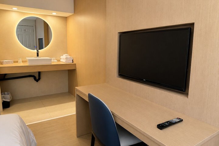 Room 5 of 16