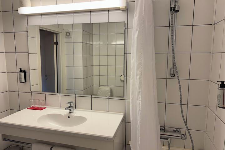 Room 160 of 209