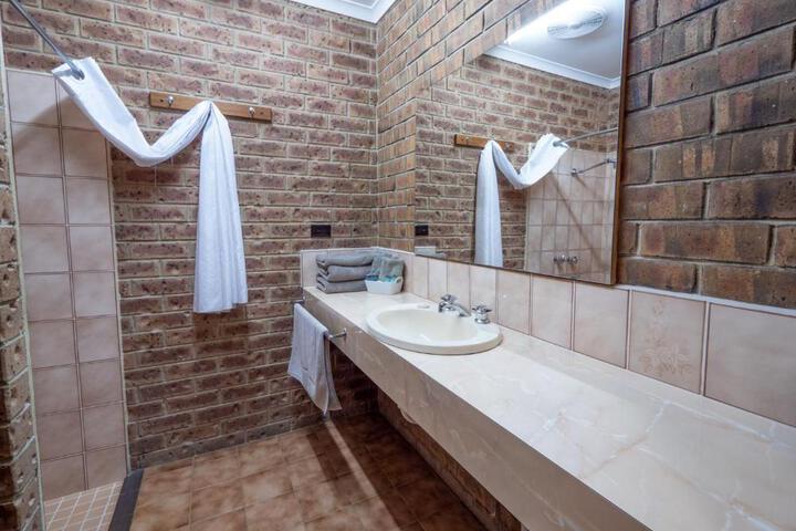 Photo of Eildon Parkview Motor Inn Room 6