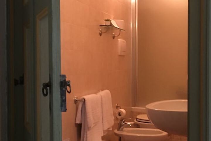 Room 10 of 60
