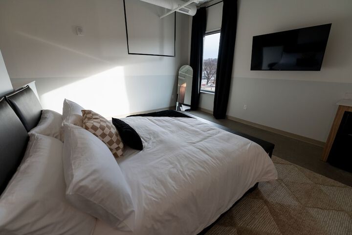 1 King Bed (4 of 19)