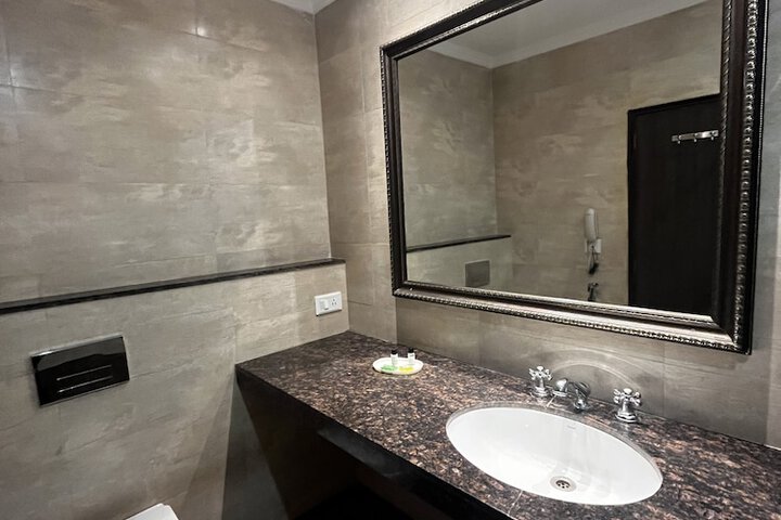 Room 32 of 64