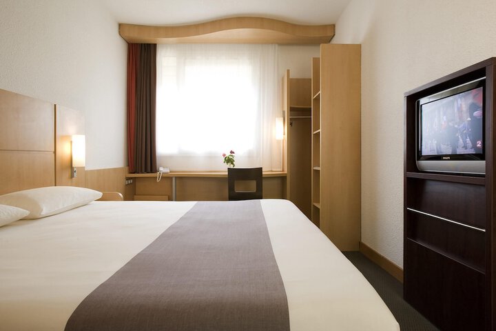 Room 10 of 38