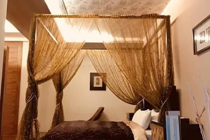 Room 8 of 33