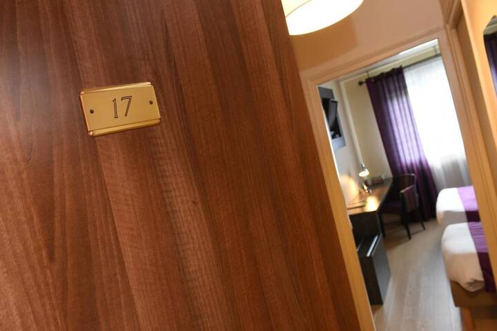Room 10 of 42