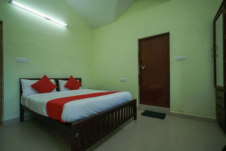 Room 6 of 12
