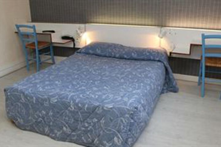 Room 5 of 9