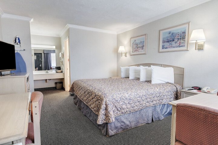 Room 22 of 28