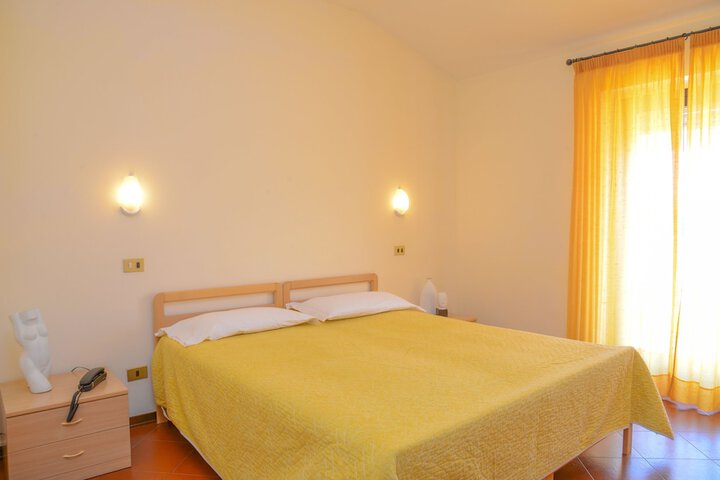 Room 10 of 37