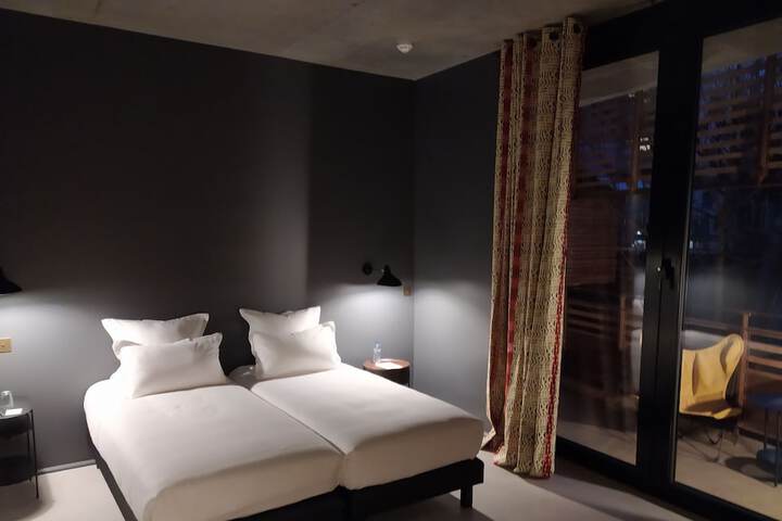 Room 16 of 98
