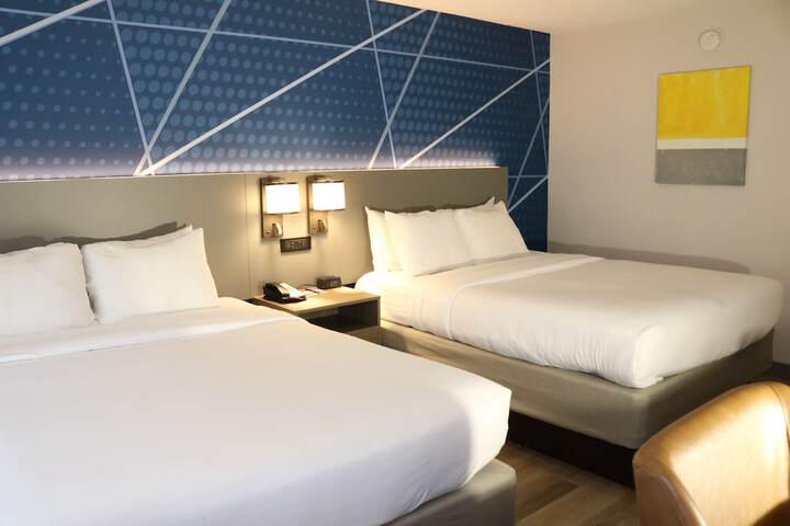 1 Queen Bed (4 of 10)