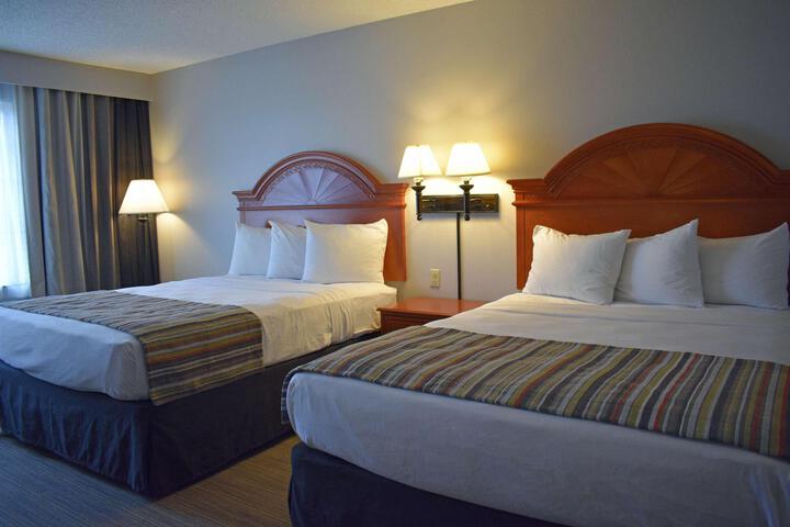 Deluxe 2 Queen Beds (3 of 9)